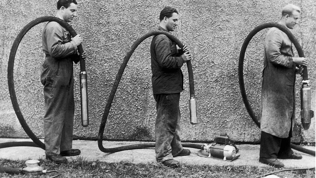 Historical picture of the first Wacker Neuson internal vibrator.