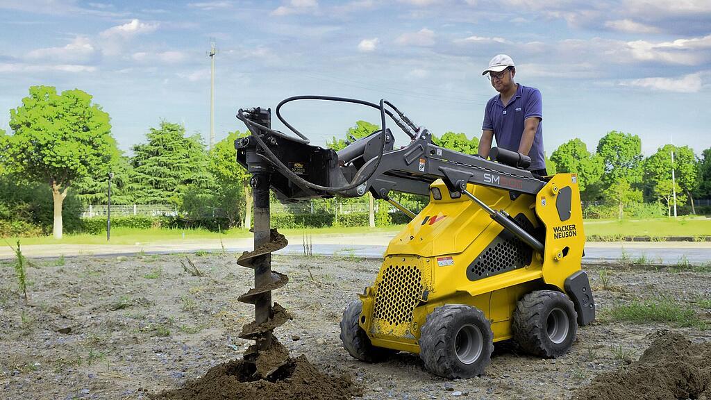 Miniładowarka na kołach ze ślimakiem w akcji