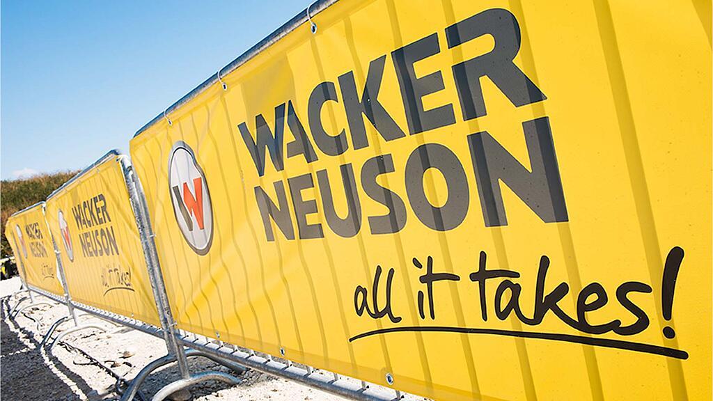 Banner with Wacker Neuson logo, lettering and claim.