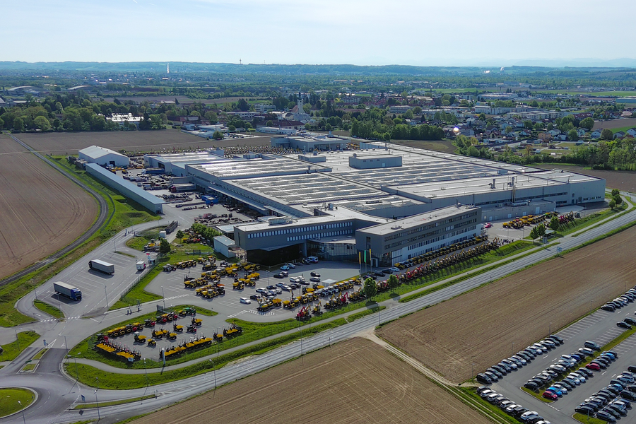 Widok z lotu ptaka na zakład produkcyjny Wacker Neuson w Hörsching.