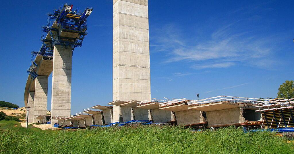 Długi fundament betonowy w hali fabrycznej.