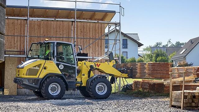 Ładowarka kołowa przenosząca drewno